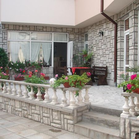 Mania Guest House Калофер Экстерьер фото