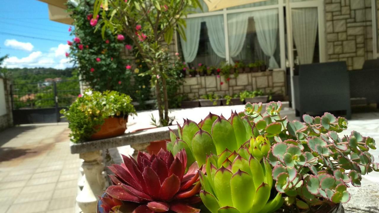 Mania Guest House Калофер Экстерьер фото